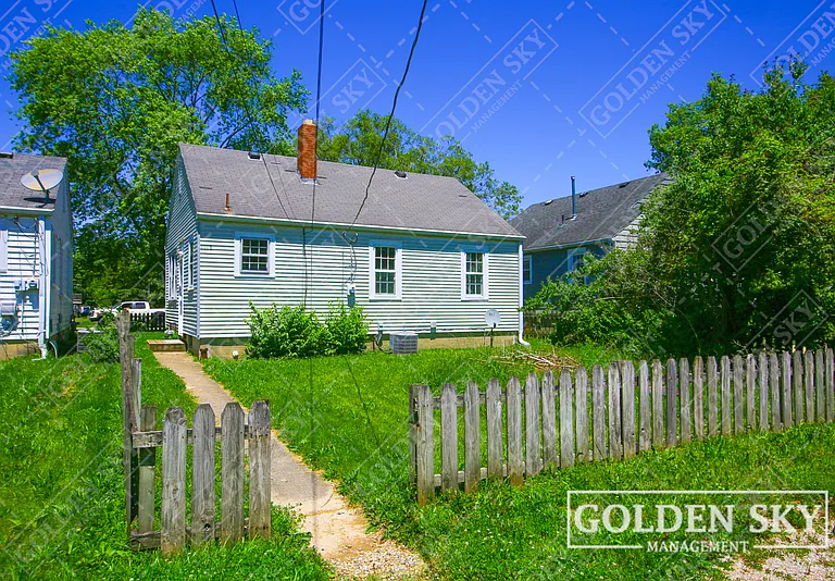 1115 W Bethel Ave — Photo 2
