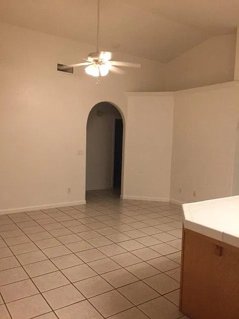 4 bed, 2576 sqft, $2,295 — Photo 4