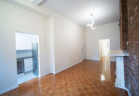 4th image of 315 W 48th St #2A