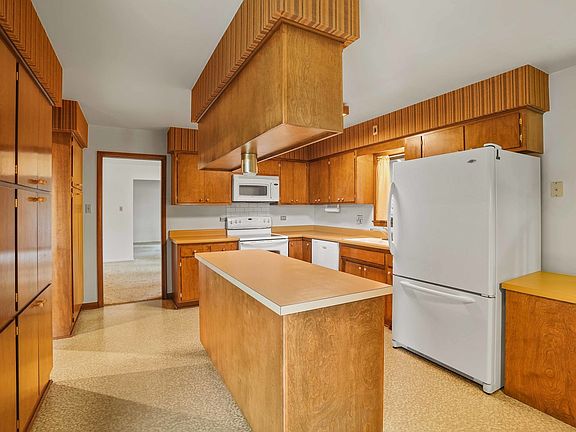 3rd image of 1100 E 173rd Pl
