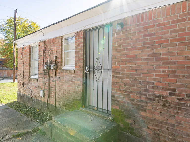 1677 Echles St — Photo 14