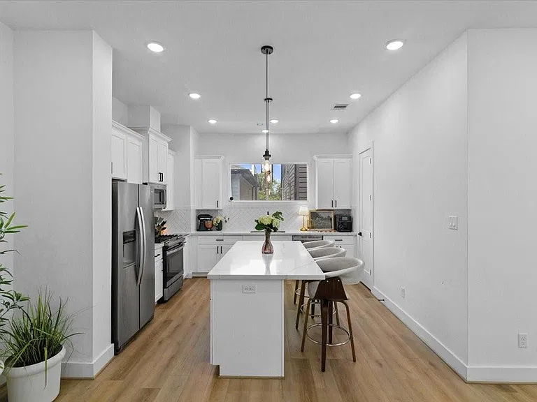 3026 Live Oak St — Photo 9