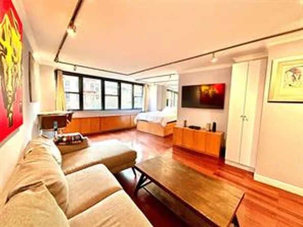 225 East 36th Street image 10 of 19