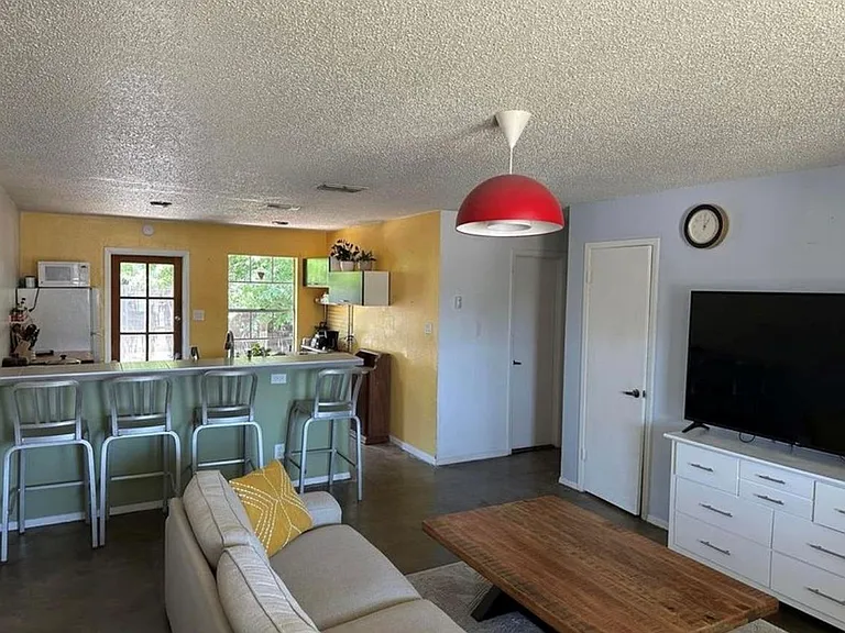 6900 Manor Rd #B — Photo 2