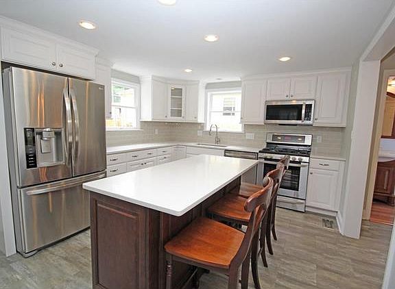 5th image of 912 N Woodlawn Ave