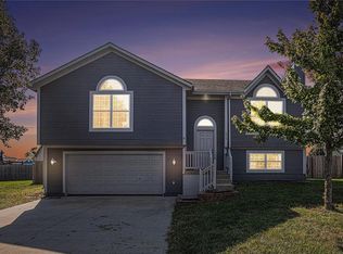 814 Shiloh Dr, Raymore, MO 64083