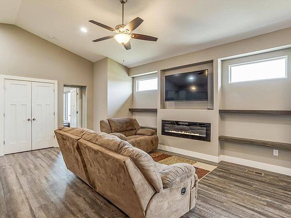 5th image of 3018 E Reiss St