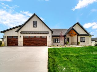 10137 Lakeview Dr, Saint John, IN 46373