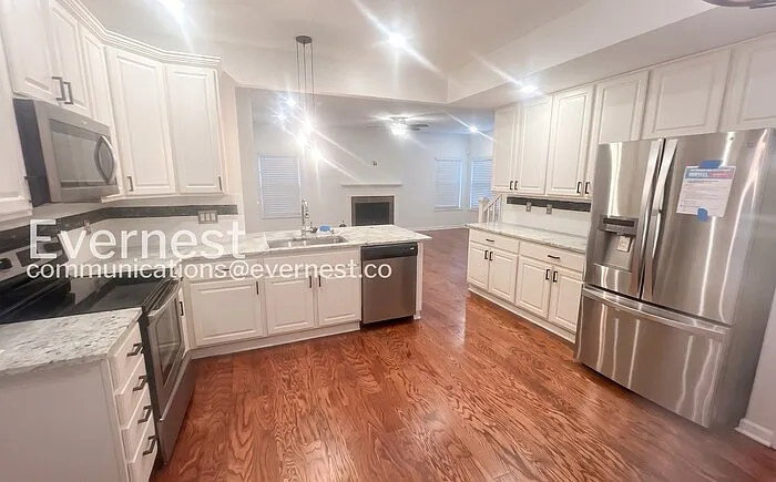 1084 Ashcraft Ave — Photo 2