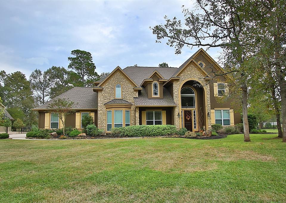 Gorgeous custom home on Golf Course in High Meadow Ranch! Tons of recent upgrades over the last few years! Includes Roof, HVAC, Paint inside and out! Remodeled kitchen!
