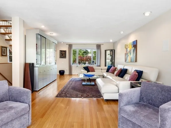 47 Hammond Pond Pkwy, Brookline, MA 02467