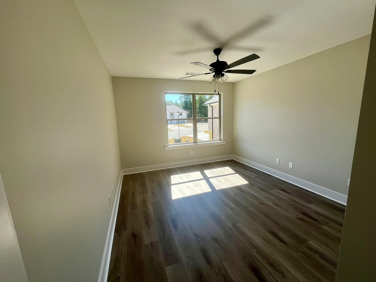 3 bed, 2.5 bath, 1916 sqft, $2,699 — Photo 3
