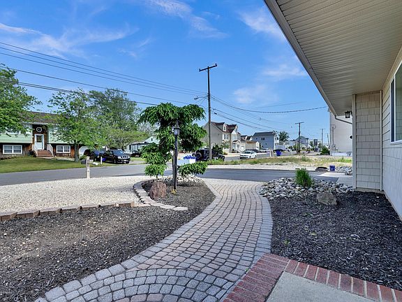 3rd image of 42 Lagoon Dr E