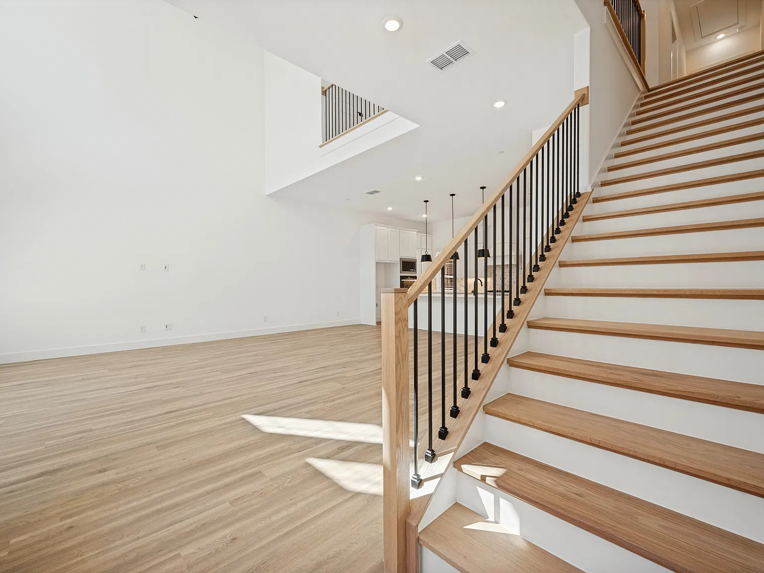 3 bed, 2.5 bath, 2398 sqft, $3,950 — Photo 2