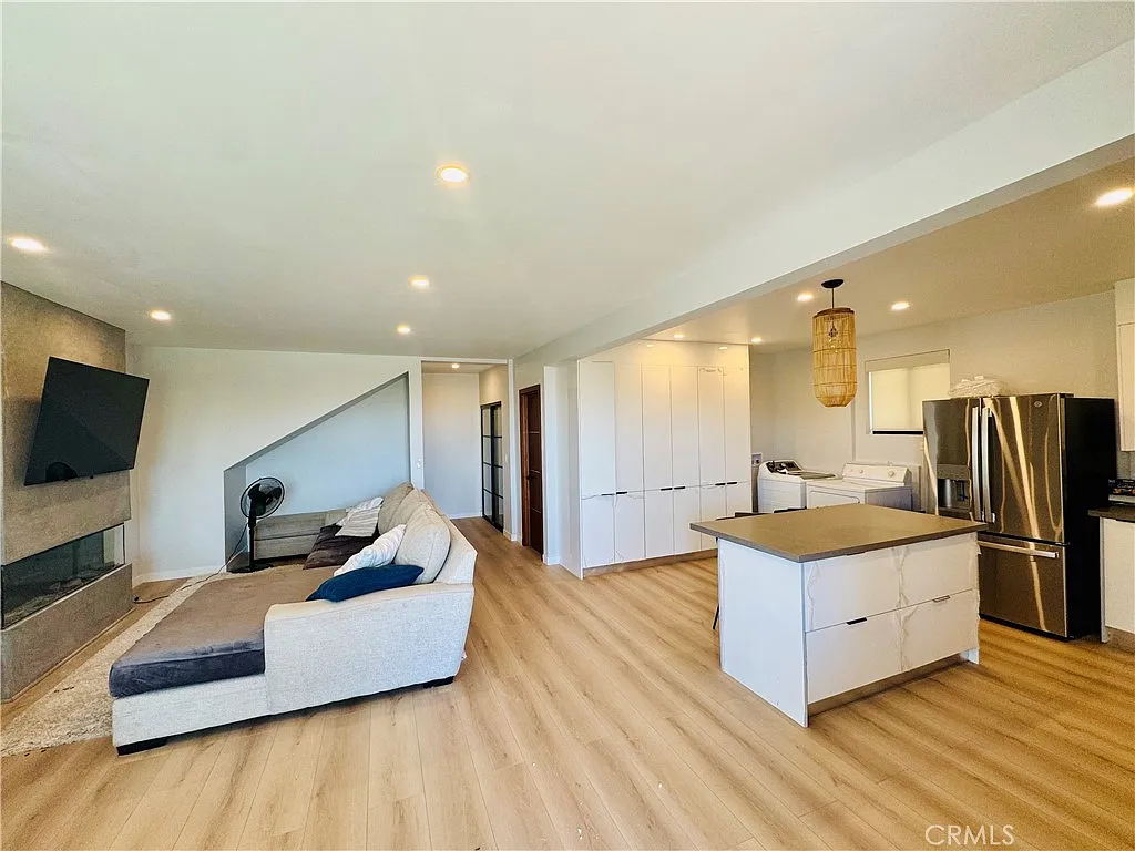1 bed, 908 sqft, $4,995 — Photo 2