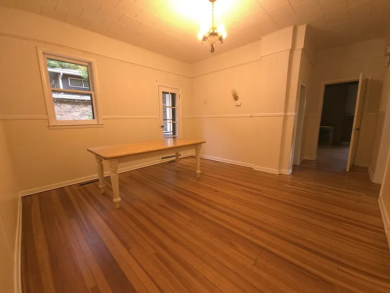 740 University Ave — Photo 33