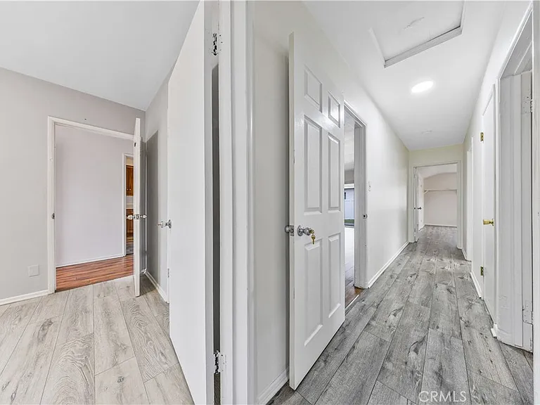 6943 Nagle Ave — Photo 8