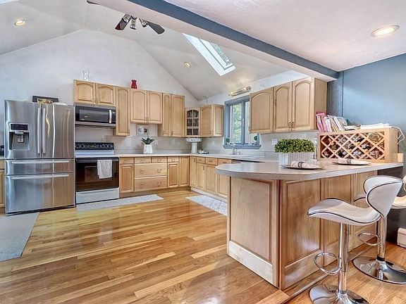 3rd image of 3 Oak Tree Rd