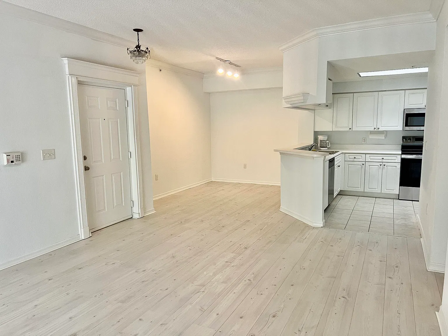 1 bed, 1.0 bath, 819 sqft, $2,100 — Photo 4