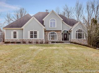 2300 Cascade Lakes Cir SE, Grand Rapids, MI 49546