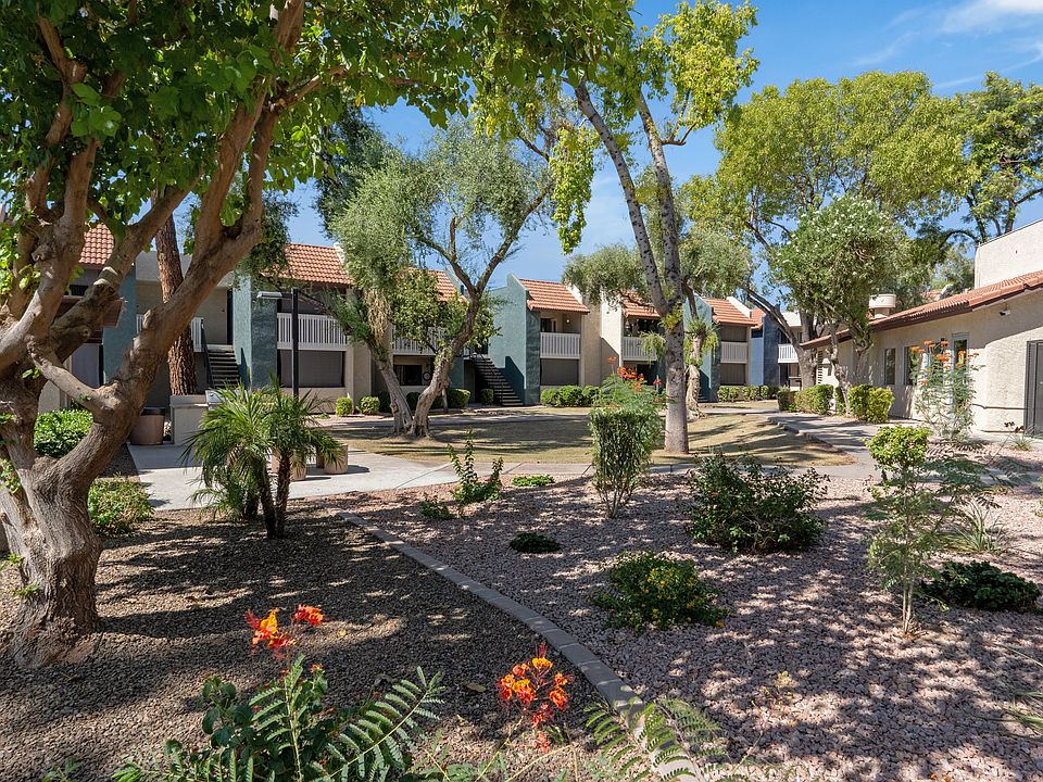 Oakridge Apartments - Beautiful Exterior Grounds