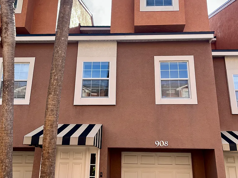 908 Laura St — Photo 2