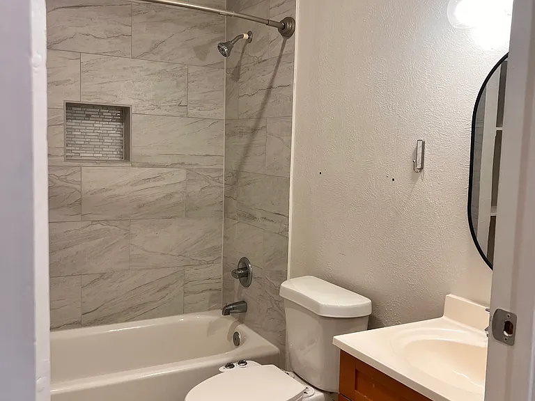 508 W Erwin Ave — Photo 2