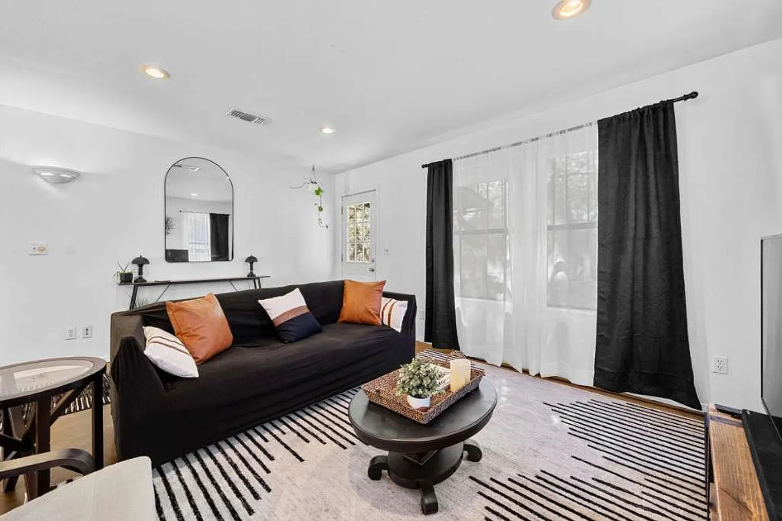 3 bed, 2.0 bath, 4994 sqft, $4,263 — Photo 4