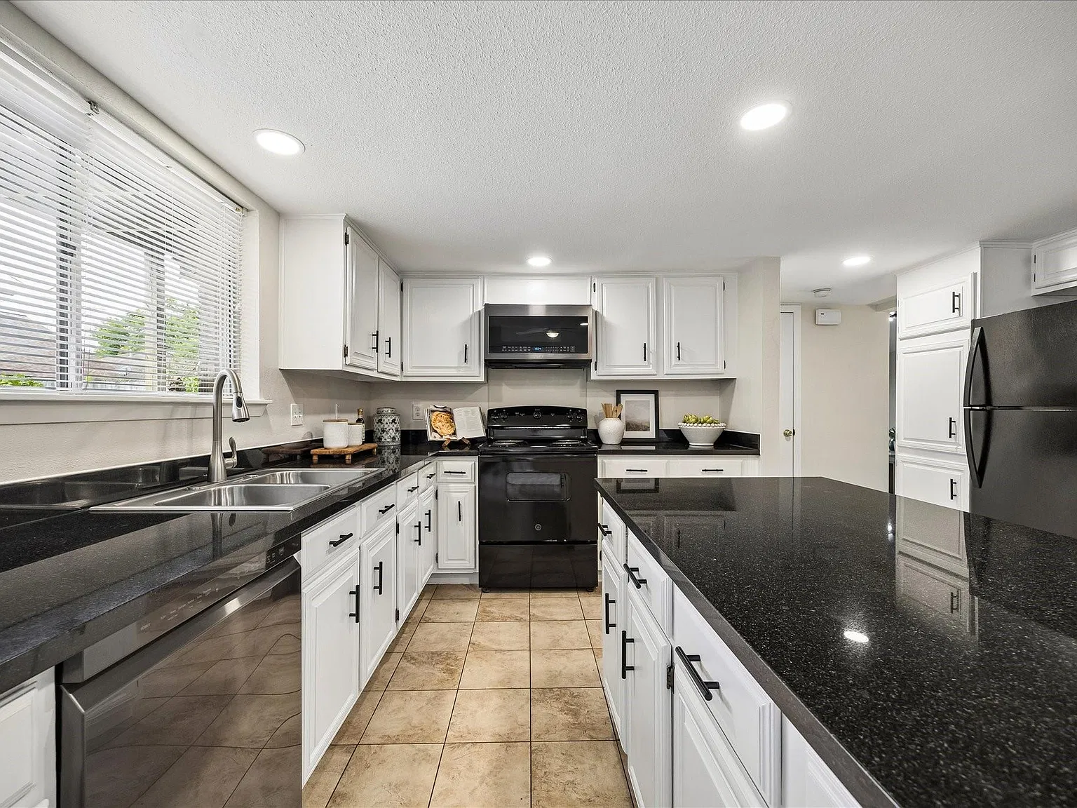 3 bed, 2.5 bath, 2219 sqft, $2,200 — Photo 2