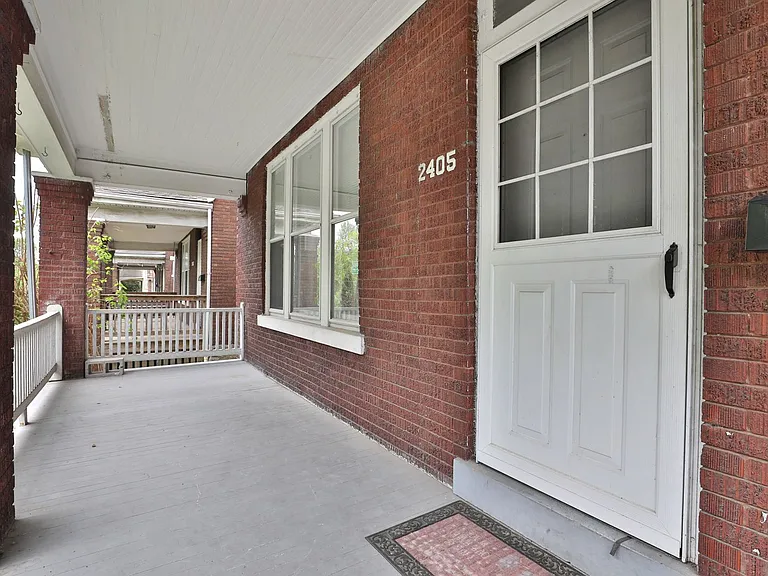 2405 Summit St — Photo 3