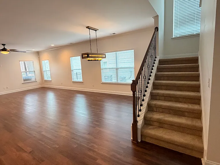 466 Carriage House Ln — Photo 7