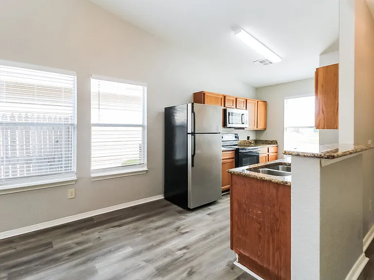 1101 Edinburg Dr — Photo 5