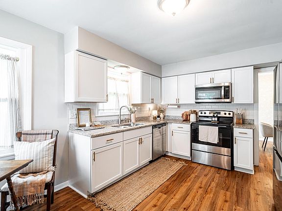 3rd image of 10321 W Manitoba STREET