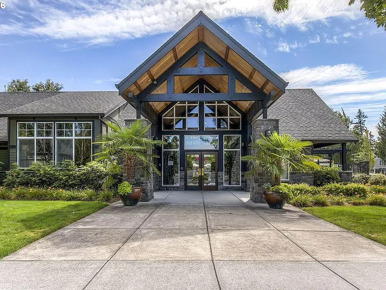 1060 SE Portlandia Ave — Photo 18