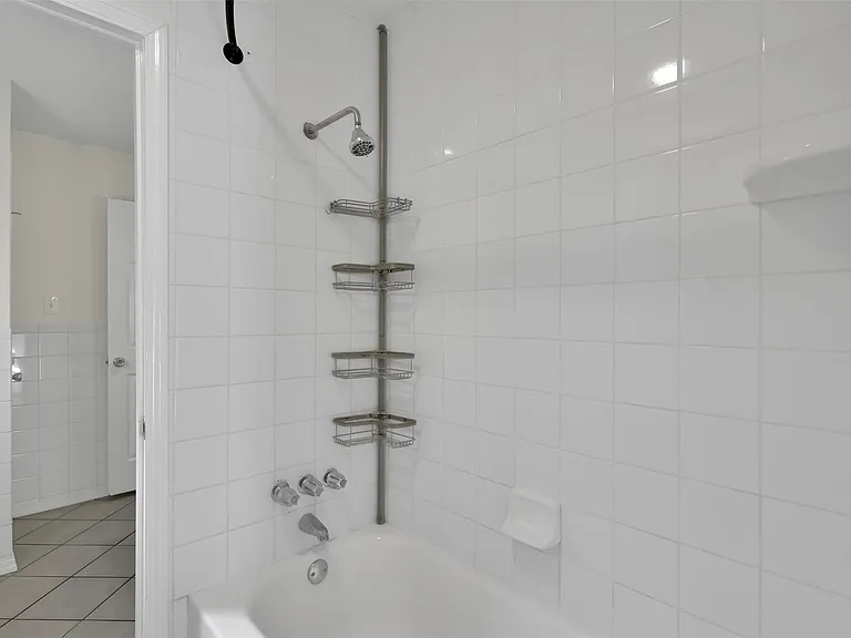 1018 Surrey Ct — Photo 20