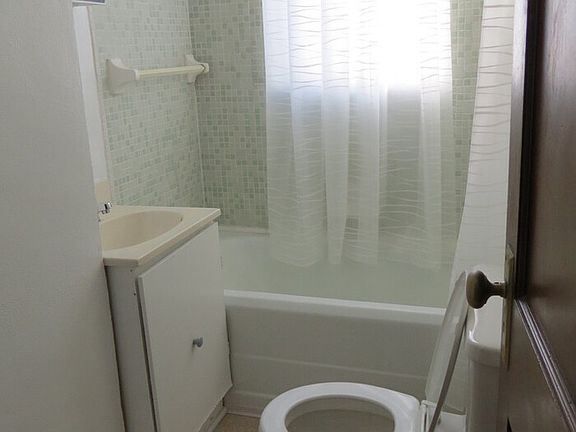 5th image of 305 H St APT 1