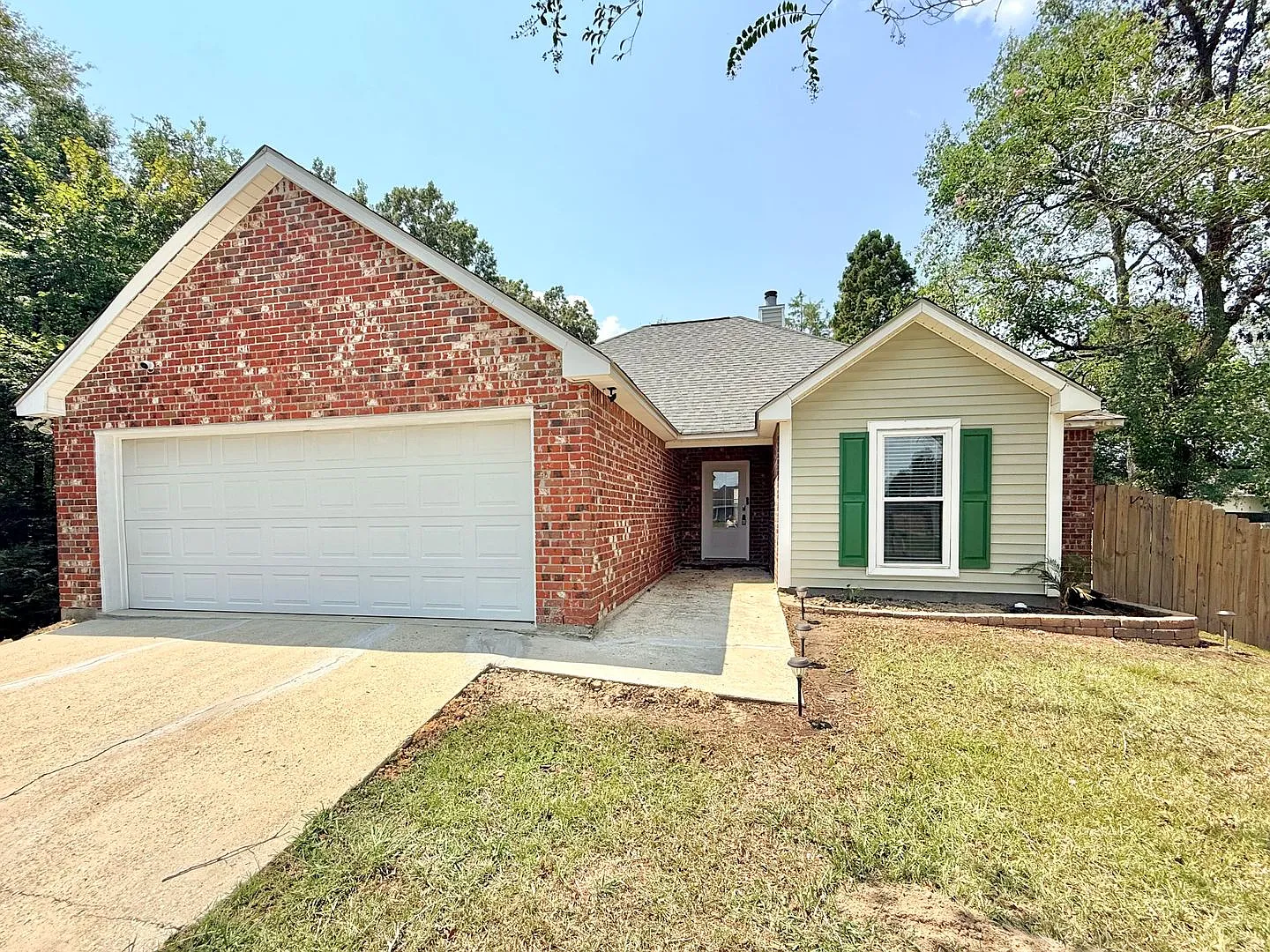 3 Bed, 2 Bath Home in Henderson Bayou Estates — Photo 2
