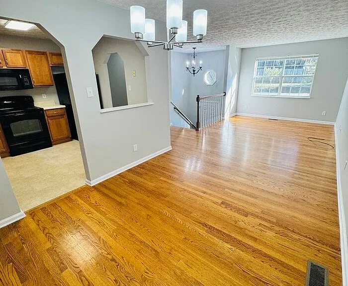 1221 Overton Ln — Photo 5