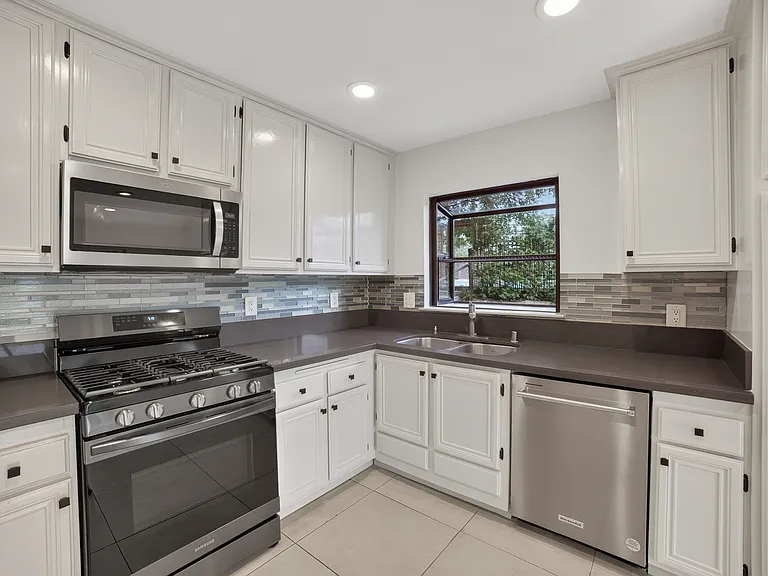 655 W Ontario Ave — Photo 21