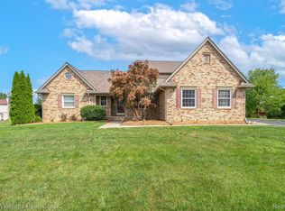 2070 W View Ct, Lake Orion, MI 48360