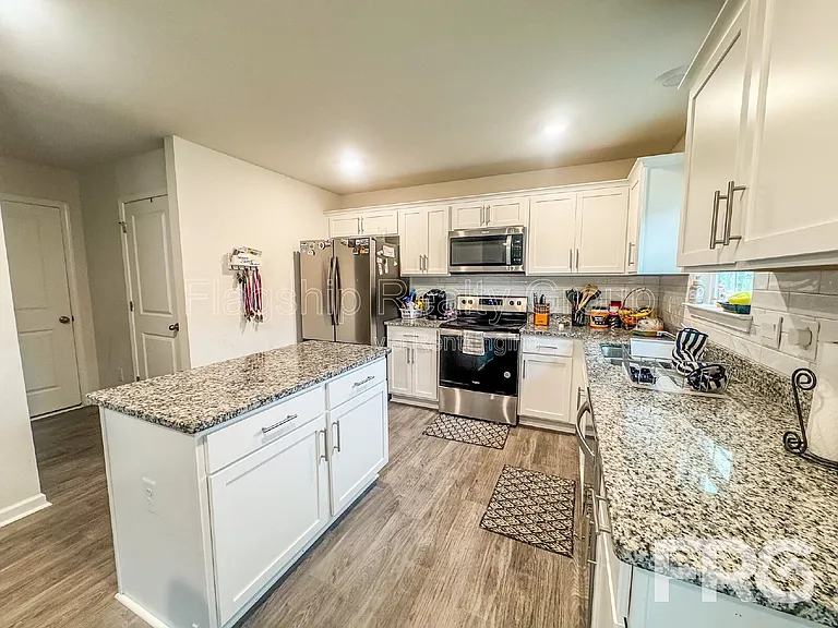 1028 Riverstone Dr — Photo 12