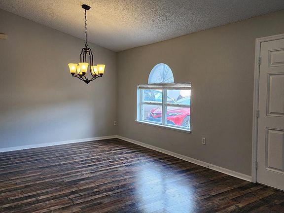 4th image of 8 Selden Ct
