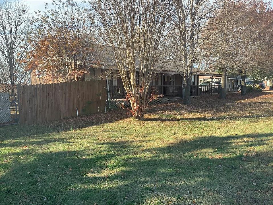 1st image of 909 Pecan St
