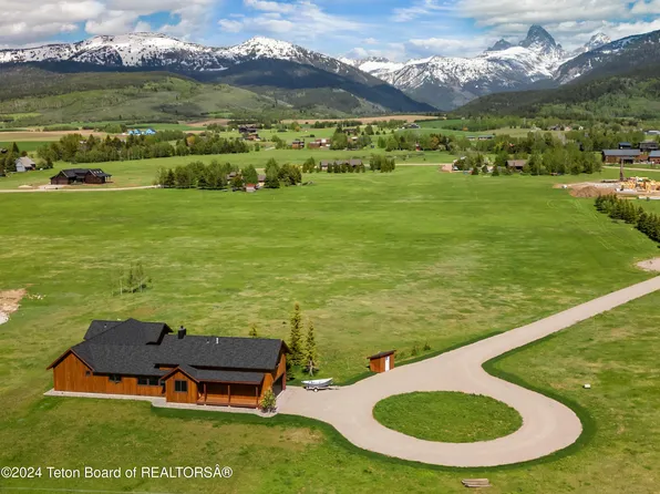 215 Creekside Rd, Alta, WY 83414