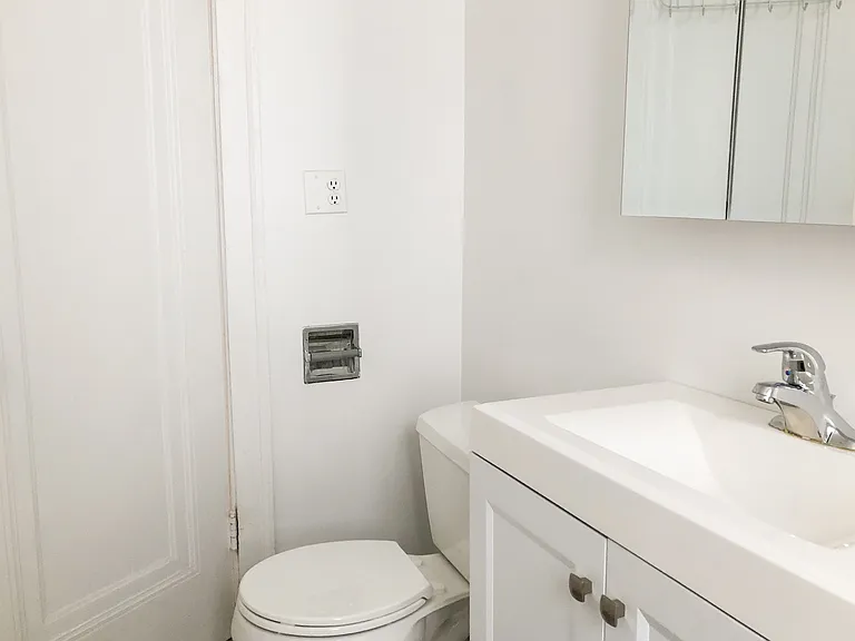 3911 1/2 N Greenview Ave #1 — Photo 4