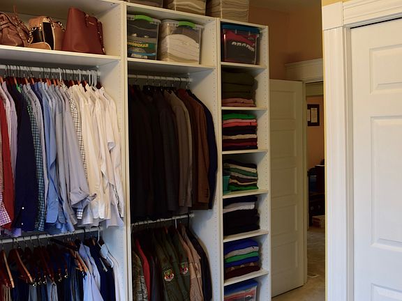 WALK IN CLOSET