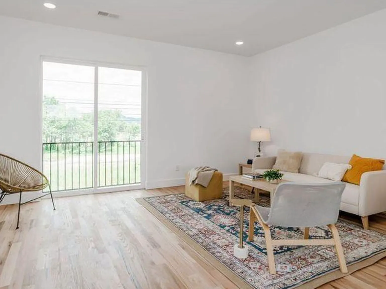 4 bed, 2132 sqft, $2,700 — Photo 2