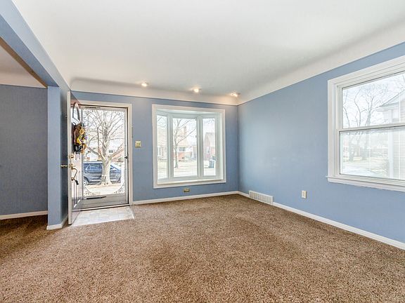 3rd image of 9912 Quandt Ave