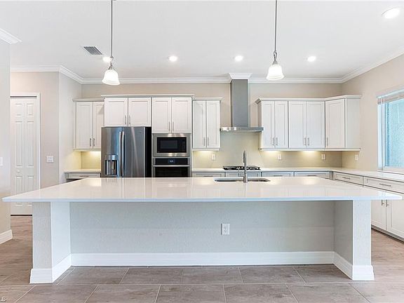 3rd image of 15164 Blue Bay Cir