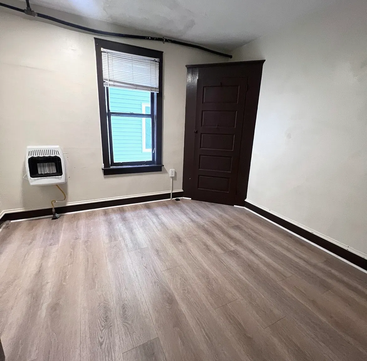 322 E Glenwood Ave — Photo 2